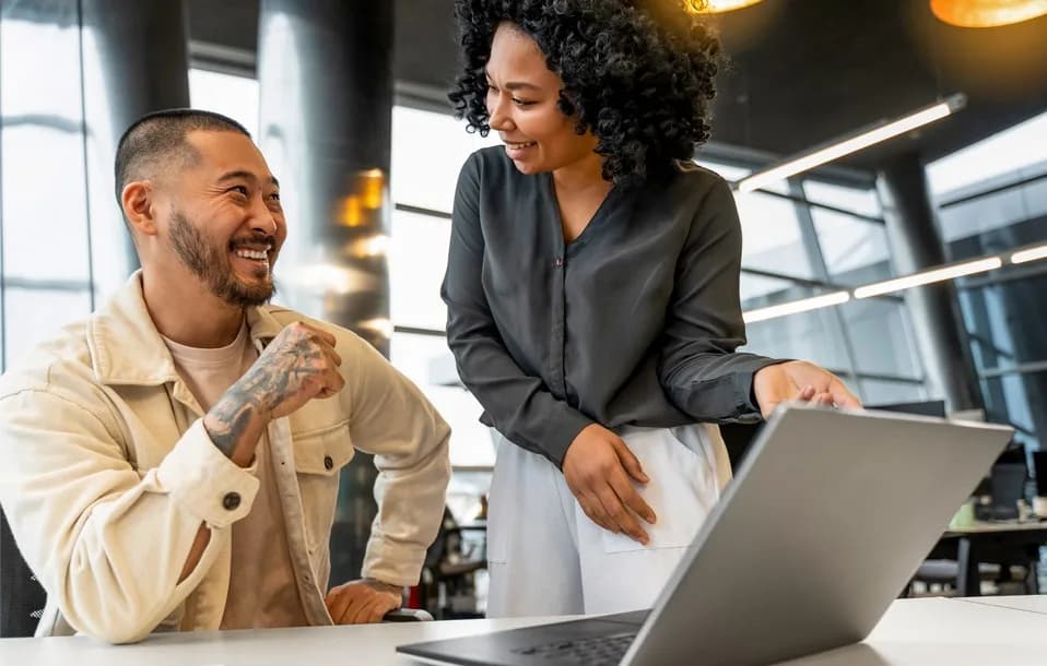 Equipe utilizando soluções em nuvem