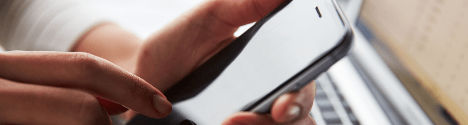 Usar notebook e celular pessoal no trabalho parece uma solução prática. O colaborador já tem o equipamento, conhece o aparelho, consegue acessar e-mails, responder mensagens, entrar em sistemas, abrir documentos e resolver demandas de qualquer lugar. Para a empresa, em um primeiro momento, pode parecer uma forma de reduzir custos e ganhar agilidade. Mas essa praticidade pode esconder riscos importantes. Quando um colaborador usa um dispositivo pessoal para acessar arquivos, e-mails, sistemas e informações da empresa, a organização perde parte do controle sobre segurança, atualizações, antivírus, armazenamento, senhas, compartilhamentos e acesso aos dados corporativos. O problema não é apenas o equipamento ser pessoal. O risco está no fato de que a empresa nem sempre sabe como esse dispositivo é usado, quem mais tem acesso a ele, quais aplicativos estão instalados, se o sistema está atualizado, se existe antivírus, se há senha de bloqueio, se arquivos corporativos ficam salvos localmente e o que acontece quando o colaborador sai da empresa. Esse cenário é conhecido como BYOD, sigla para “Bring Your Own Device”, que significa “traga seu próprio dispositivo”. Em algumas empresas, essa prática é permitida de forma planejada. Em outras, acontece sem regra nenhuma. Neste artigo, você vai entender os principais riscos de usar notebook e celular pessoal no trabalho, quando isso pode se tornar um problema para a empresa e quais medidas ajudam a proteger dados, acessos e sistemas corporativos. O que significa usar dispositivo pessoal no trabalho? Usar dispositivo pessoal no trabalho significa utilizar equipamentos que pertencem ao colaborador para acessar recursos da empresa. Isso pode incluir: Notebook pessoal; Celular pessoal; Tablet pessoal; Computador de casa; E-mail corporativo configurado no celular; WhatsApp pessoal usado para atendimento; Acesso ao Microsoft 365; Acesso ao Google Workspace; VPN no equipamento pessoal; Sistemas internos; Arquivos da empresa salvos localmente; Aplicativos de comunicação corporativa; Documentos compartilhados; Pastas sincronizadas; Ferramentas de gestão. Em alguns casos, o uso é pontual. Em outros, vira rotina. O problema começa quando a empresa permite esse acesso sem regras, sem controle e sem orientação técnica. Por que empresas permitem notebook e celular pessoal? Muitas empresas permitem o uso de dispositivos pessoais por necessidade ou conveniência. Algumas razões comuns são: Colaborador em home office; Falta de equipamento corporativo disponível; Urgência para iniciar uma atividade; Trabalho externo; Atendimento fora do horário; Redução de custos; Uso de aplicativos de mensagem; Facilidade de acesso ao e-mail; Preferência do colaborador; Falta de política interna; Ausência de controle de TI. No início, parece simples. O colaborador usa o próprio celular para acessar e-mail ou o próprio notebook para trabalhar de casa. Mas, sem uma política clara, essa prática pode crescer de forma desorganizada. Quando a empresa percebe, vários colaboradores acessam informações corporativas em equipamentos que a TI não conhece e não controla. O principal risco: a empresa perde controle O maior risco de usar notebook e celular pessoal no trabalho é a perda de controle. Em um equipamento corporativo, a empresa pode definir padrões, instalar antivírus, configurar atualizações, aplicar políticas, bloquear acessos, criptografar dados, monitorar riscos e remover informações quando necessário. Em um equipamento pessoal, isso é muito mais difícil. A empresa pode não saber: Se o dispositivo tem senha; Se o sistema está atualizado; Se existe antivírus ativo; Se outras pessoas usam o aparelho; Se há aplicativos inseguros instalados; Se arquivos da empresa foram baixados; Se o equipamento está infectado; Se o colaborador salva senhas no navegador; Se o backup pessoal copia arquivos corporativos; Se dados da empresa ficam misturados com dados pessoais; Se o equipamento será devolvido ou apagado no desligamento. Quando a empresa não tem controle, o risco aumenta. Risco de vazamento de dados Um dos problemas mais graves é o vazamento de dados. Quando arquivos da empresa são baixados em um notebook pessoal ou acessados em um celular sem proteção, essas informações podem ficar expostas. Exemplos de dados que podem vazar: Contratos; Propostas comerciais; Planilhas financeiras; Dados de clientes; Documentos de RH; Informações internas; Relatórios; Projetos; Fotos; Documentos estratégicos; Dados bancários; Arquivos de sistemas; Conversas corporativas; E-mails. O vazamento pode acontecer de várias formas. O celular pode ser perdido. O notebook pode ser roubado. Um familiar pode usar o computador. Um aplicativo pode acessar arquivos. O colaborador pode salvar documentos em uma pasta pessoal. O backup automático do dispositivo pode copiar arquivos para uma conta pessoal. O navegador pode armazenar senhas. Um malware pode capturar informações. Quando os dados saem do ambiente controlado da empresa, fica mais difícil protegê-los. Celular pessoal com e-mail corporativo: cuidado Configurar e-mail corporativo no celular pessoal é uma prática comum, mas precisa de atenção. O e-mail da empresa pode conter informações importantes, como: Conversas com clientes; Orçamentos; Contratos; Dados financeiros; Acessos a sistemas; Links de redefinição de senha; Documentos anexados; Informações internas; Autorização de pagamentos; Dados de colaboradores. Se o celular não tem bloqueio de tela, biometria, senha forte ou proteção adequada, qualquer pessoa que tenha acesso ao aparelho pode visualizar mensagens corporativas. Além disso, se o celular for perdido ou roubado, a empresa precisa conseguir remover o acesso rapidamente. Sem uma política de dispositivos móveis, isso pode ser difícil. Notebook pessoal pode estar inseguro O notebook pessoal do colaborador pode não seguir o mesmo padrão de segurança da empresa. Ele pode ter: Windows desatualizado; Antivírus vencido ou inexistente; Programas piratas; Extensões suspeitas no navegador; Senhas salvas sem controle; Conta de administrador sem proteção; Arquivos baixados de fontes desconhecidas; Uso compartilhado com familiares; Jogos e programas não autorizados; Falta de criptografia; Backup pessoal sem controle; Ausência de bloqueio automático de tela. Quando esse notebook acessa e-mails, VPN, sistemas internos ou arquivos da empresa, ele pode se tornar uma porta de entrada para problemas. Mesmo que o colaborador seja cuidadoso, a empresa não consegue garantir o mesmo nível de proteção que teria em um equipamento corporativo gerenciado. Mistura de dados pessoais e corporativos Outro risco é a mistura entre dados pessoais e dados da empresa. No mesmo aparelho, podem existir fotos pessoais, documentos familiares, aplicativos de banco, conversas particulares, arquivos da empresa, propostas, planilhas, documentos de clientes e sistemas corporativos. Essa mistura cria problemas. Por exemplo: Um arquivo da empresa pode ser enviado por engano; Documentos corporativos podem ser salvos em pastas pessoais; Contas pessoais podem sincronizar arquivos da empresa; O colaborador pode apagar algo sem perceber; A empresa pode ter dificuldade para remover apenas os dados corporativos; Em caso de desligamento, fica difícil separar o que é pessoal e o que é da empresa. Essa falta de separação aumenta o risco de perda e exposição de dados. O que acontece quando o colaborador sai da empresa? O desligamento é um dos momentos mais críticos. Quando o colaborador usa equipamentos corporativos, a empresa pode recolher o dispositivo, bloquear contas, remover acessos e revisar arquivos. Mas quando ele usa notebook ou celular pessoal, a situação fica mais delicada. A empresa precisa garantir que o ex-colaborador não mantenha acesso a: E-mail corporativo; OneDrive; SharePoint; Google Drive; Sistemas; VPN; WhatsApp corporativo; Grupos internos; Arquivos baixados; Documentos salvos localmente; Contas de clientes; Pastas sincronizadas; Aplicativos de atendimento. Sem gestão, o colaborador pode sair e continuar com documentos, conversas e acessos no dispositivo pessoal. Isso não significa necessariamente má-fé. Muitas vezes, é apenas falta de processo. Mas o risco continua existindo. Acesso por VPN em equipamento pessoal VPN corporativa permite acesso remoto à rede da empresa. Quando usada corretamente, é uma solução importante para segurança. Mas instalar VPN em equipamento pessoal exige muito cuidado. Se o notebook pessoal estiver infectado ou desprotegido, ele pode acessar a rede interna da empresa e levar riscos para dentro do ambiente corporativo. A empresa deve avaliar: O equipamento é confiável? Tem antivírus? Está atualizado? O usuário tem senha forte? Existe MFA? Quais recursos serão acessados? O acesso é realmente necessário? Há alternativa em nuvem mais segura? A VPN é limitada ou libera rede inteira? O acesso será removido após o uso? VPN em dispositivo pessoal não deve ser liberada sem critério. Uso de WhatsApp pessoal para atendimento da empresa Muitas empresas usam WhatsApp pessoal dos colaboradores para atender clientes. Isso pode parecer prático, mas cria riscos comerciais e de segurança. Problemas comuns: Conversas com clientes ficam no celular pessoal; Histórico não pertence à empresa; O colaborador sai e leva contatos; Clientes continuam chamando o número pessoal; Informações comerciais ficam fora do controle; Arquivos são enviados sem padrão; Não há gestão de atendimento; Não existe backup corporativo das conversas; A empresa não controla quem acessa; Mensagens podem se misturar com conversas pessoais. Para atendimento, o ideal é usar canais corporativos, como WhatsApp Business da empresa, ferramenta de atendimento ou sistema com controle de usuários. Atendimento ao cliente não deve depender do celular pessoal de uma pessoa. Senhas salvas no navegador Muitos usuários salvam senhas no navegador do computador ou celular. Isso pode incluir senhas de: E-mail corporativo; Sistemas internos; Bancos; ERP; CRM; Microsoft 365; Google Workspace; Portais de clientes; Ferramentas administrativas. Em um dispositivo pessoal, esse risco é maior, porque a empresa não controla o navegador, o perfil usado, extensões instaladas ou quem acessa o equipamento. Se o dispositivo for comprometido, senhas salvas podem ser expostas. O ideal é usar gerenciadores de senhas corporativos, MFA e políticas de acesso adequadas. Aplicativos pessoais podem expor informações Celulares e notebooks pessoais costumam ter vários aplicativos instalados. Alguns podem solicitar permissões amplas, acessar arquivos, sincronizar dados, capturar notificações ou integrar com contas pessoais. Em um celular pessoal, por exemplo, notificações de e-mail corporativo podem aparecer na tela bloqueada. Um print de conversa pode ser compartilhado por engano. Um arquivo baixado pode ser enviado para um aplicativo pessoal. Uma conta de nuvem pessoal pode sincronizar documentos. A empresa precisa avaliar esse risco. Quando o dispositivo é corporativo e gerenciado, a TI consegue aplicar políticas. Em dispositivos pessoais, isso depende muito mais da orientação e do comportamento do usuário. Risco de malware e golpes digitais Dispositivos pessoais podem estar mais expostos a golpes. O usuário pode baixar aplicativos fora de fontes confiáveis, clicar em links suspeitos, instalar extensões duvidosas, acessar sites inseguros ou usar redes Wi-Fi públicas sem cuidado. Se esse mesmo dispositivo acessa dados corporativos, um problema pessoal pode afetar a empresa. Exemplos: Malware captura senhas corporativas; Phishing rouba login do e-mail da empresa; Arquivo infectado entra na rede; Golpe via WhatsApp compromete atendimento; Extensão maliciosa captura dados do navegador; Aplicativo falso acessa documentos; Rede Wi-Fi insegura expõe tráfego. Por isso, a empresa precisa orientar colaboradores e definir limites. Dispositivos pessoais e LGPD Empresas que tratam dados pessoais precisam ter cuidado com a proteção dessas informações. Se dados de clientes, colaboradores ou fornecedores ficam em dispositivos pessoais sem controle, a empresa pode ter dificuldade para demonstrar segurança e governança. O risco aumenta quando: Currículos ficam no notebook pessoal; Documentos de RH são baixados; Planilhas de clientes são enviadas por WhatsApp; Dados financeiros ficam salvos localmente; Arquivos são sincronizados em conta pessoal; Ex-colaborador mantém documentos; Não há política de acesso; Não há controle de exclusão; Não há registro de quem acessou. A empresa deve adotar medidas para proteger dados pessoais e limitar o uso indevido de informações. Quando o uso de dispositivo pessoal pode ser permitido? Em algumas empresas, o uso de dispositivos pessoais pode ser permitido, desde que exista política clara. Isso pode acontecer em situações como: Acesso apenas a ferramentas em nuvem; Uso com MFA obrigatório; Dispositivos com senha e bloqueio; Acesso limitado a informações; Proibição de download de arquivos; Uso de aplicativos corporativos; Política de segurança aceita pelo colaborador; Capacidade de remover acesso corporativo; Regras para perda ou roubo do dispositivo; Controle de compartilhamento; Treinamento dos usuários. O ponto principal é que a permissão precisa ser consciente, não informal. A empresa deve decidir quais acessos são permitidos e quais são proibidos. Política de BYOD: por que sua empresa precisa de regras BYOD significa permitir que colaboradores usem dispositivos pessoais no trabalho. Para isso funcionar com segurança, a empresa precisa de uma política. Essa política deve explicar: Quais dispositivos podem ser usados; Quais sistemas podem ser acessados; Quais dados não podem ser baixados; Se e-mail pode ser configurado no celular; Se VPN pode ser usada; Quais requisitos mínimos de segurança; Se é obrigatório ter senha de bloqueio; Se é obrigatório ter antivírus; O que fazer em caso de perda ou roubo; Como funciona o desligamento; Quem aprova acessos; Quais responsabilidades do colaborador; Quais responsabilidades da empresa. Sem política, cada pessoa faz de um jeito. E quando cada pessoa faz de um jeito, a segurança fica frágil. Como reduzir riscos ao usar notebook e celular pessoal Se sua empresa permite dispositivos pessoais, algumas medidas ajudam a reduzir riscos. 1. Use MFA em contas corporativas A autenticação multifator é essencial para e-mails, Microsoft 365, Google Workspace, VPN e sistemas importantes. Mesmo que a senha seja descoberta, o MFA cria uma camada extra de proteção. 2. Defina requisitos mínimos A empresa pode exigir senha de bloqueio, sistema atualizado, antivírus ativo e proibição de uso compartilhado do equipamento. 3. Evite download de arquivos sensíveis Sempre que possível, arquivos importantes devem permanecer em ambientes corporativos, como SharePoint, OneDrive empresarial ou sistemas internos. 4. Controle acesso por usuário Cada colaborador deve ter conta própria. Evite senhas compartilhadas. 5. Revise permissões Usuários devem acessar apenas o que realmente precisam. 6. Separe dados pessoais e corporativos O ideal é usar aplicativos e contas corporativas separadas. 7. Bloqueie acessos no desligamento Quando alguém sai, todos os acessos devem ser removidos imediatamente. 8. Oriente a equipe Treinamento reduz erros, golpes e exposição de dados. 9. Tenha backup corporativo Arquivos importantes não devem depender do dispositivo pessoal do colaborador. 10. Monitore acessos A empresa deve acompanhar acessos suspeitos, logins incomuns e compartilhamentos externos. Equipamento corporativo ainda é a opção mais segura? Na maioria dos casos, sim. Equipamentos corporativos permitem mais controle. A empresa pode: Padronizar configurações; Instalar antivírus; Aplicar atualizações; Configurar políticas; Controlar usuários; Bloquear dispositivos; Criptografar disco; Instalar ferramentas autorizadas; Remover acessos; Fazer inventário; Realizar manutenção; Separar dados corporativos; Aplicar regras de segurança. Isso não significa que toda empresa precisa comprar equipamentos para tudo imediatamente. Mas, para funções críticas, equipamentos corporativos são mais recomendados. Setores como financeiro, RH, diretoria, administrativo, comercial estratégico e TI devem ter atenção especial. Entrada e saída de colaboradores precisam considerar dispositivos O processo de entrada e saída de colaboradores deve incluir dispositivos pessoais, quando eles forem usados. Na entrada A empresa deve definir: O colaborador usará equipamento próprio? Quais acessos serão liberados? O equipamento atende aos requisitos mínimos? O usuário aceitou a política? MFA foi configurado? Quais aplicativos serão usados? O acesso será temporário ou permanente? No desligamento A empresa deve: Bloquear e-mail; Remover acesso a SharePoint e OneDrive; Encerrar sessões; Remover VPN; Revogar acesso a sistemas; Remover de grupos; Trocar senhas compartilhadas, se existirem; Solicitar exclusão de arquivos corporativos, conforme política; Atualizar documentação; Revisar logs quando necessário. Esse checklist evita acessos esquecidos. Sinais de que sua empresa tem risco com dispositivos pessoais Sua empresa precisa revisar esse tema se: Colaboradores usam notebook pessoal para trabalhar; Celulares pessoais acessam e-mail corporativo sem regra; WhatsApp pessoal é usado para atendimento; Arquivos da empresa ficam salvos em dispositivos particulares; Ex-colaboradores continuam em grupos ou com acesso; Não há MFA; Não há política de BYOD; A TI não sabe quem acessa o quê; Usuários usam VPN em computador pessoal; Dados de clientes são enviados por aplicativos pessoais; Senhas ficam salvas no navegador; Não há controle de permissões; Não existe checklist de desligamento; A empresa não sabe onde os arquivos estão. Esses sinais indicam que a empresa pode estar exposta. Como a Micros Curitiba pode ajudar sua empresa A Micros Curitiba atua com suporte de TI para empresas em Curitiba, ajudando negócios a organizarem dispositivos, acessos, segurança, Microsoft 365, Google Workspace e infraestrutura corporativa. Podemos ajudar sua empresa com: Diagnóstico de segurança; Revisão de dispositivos pessoais em uso; Criação de política de acesso; Controle de usuários; MFA; Segurança em Microsoft 365; Segurança em Google Workspace; Organização de SharePoint e OneDrive; Revisão de permissões; Backup empresarial; Antivírus corporativo; Firewall; VPN corporativa; Inventário de TI; Padronização de computadores; Manutenção preventiva; Suporte remoto e presencial; Documentação técnica; Checklist de entrada e saída de colaboradores. Nosso objetivo é ajudar sua empresa a trabalhar com mais segurança, reduzindo riscos de vazamento, acessos indevidos e perda de controle sobre dados corporativos. FAQ sobre notebook e celular pessoal no trabalho É seguro usar notebook pessoal no trabalho? Pode ser arriscado se não houver regras. Notebook pessoal pode estar desatualizado, sem antivírus, com senhas salvas, programas inseguros ou uso compartilhado. Posso configurar e-mail da empresa no celular pessoal? Pode ser permitido em alguns casos, mas precisa de MFA, senha de bloqueio, política de segurança e possibilidade de remover o acesso em caso de perda, roubo ou desligamento. O que é BYOD? BYOD significa “Bring Your Own Device”, ou “traga seu próprio dispositivo”. É a prática de usar equipamentos pessoais para atividades de trabalho. Qual o risco de usar WhatsApp pessoal para atendimento? O histórico fica no aparelho do colaborador, a empresa perde controle das conversas, contatos podem ser levados no desligamento e informações comerciais podem ficar fora do ambiente corporativo. Como reduzir riscos com dispositivos pessoais? Use MFA, controle permissões, crie política de BYOD, evite downloads de arquivos sensíveis, oriente usuários, revise acessos e bloqueie contas no desligamento. Conclusão: praticidade sem controle pode virar risco Usar notebook e celular pessoal no trabalho pode parecer prático, mas também pode expor a empresa a riscos de segurança, vazamento de dados, perda de controle e acessos indevidos. O problema não está apenas no dispositivo. Está na falta de política, controle, orientação, MFA, revisão de acessos e separação entre dados pessoais e corporativos. Empresas que permitem dispositivos pessoais precisam tratar o tema com seriedade. É necessário definir regras, limitar acessos, proteger contas, orientar colaboradores e ter um processo claro de entrada e saída. Se sua empresa usa notebooks ou celulares pessoais para acessar e-mails, arquivos, sistemas ou dados corporativos, fale com a Micros Curitiba. WhatsApp: (41) 98504-3461 Micros Curitiba. Suporte de TI para empresas que precisam proteger dispositivos, acessos, arquivos e informações corporativas com segurança e planejamento